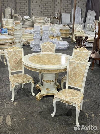 Стол со стульями