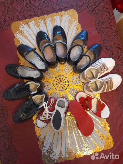 На девочку обувь