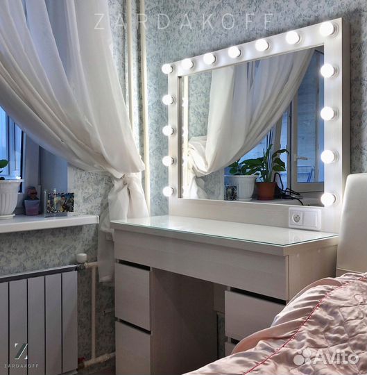 Гримерный стол с гримерным зеркалом с подсветкой