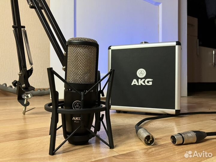 Микрофон AKG p220 со штативом и кабелем