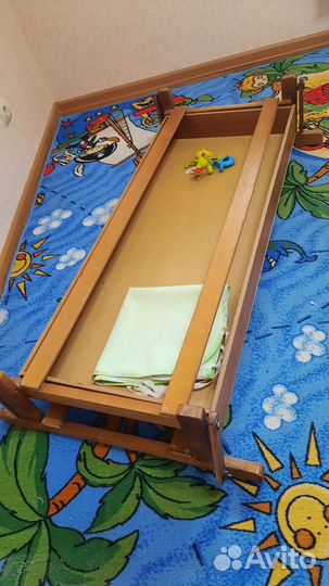 Детская кроватка с маятником, ящиком и матрацем