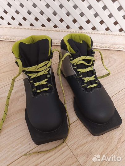 Лыжные ботинки