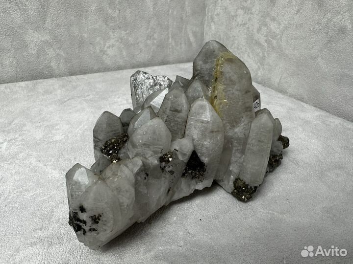 Друза кварца с казолитом, флюоритом, марматитом