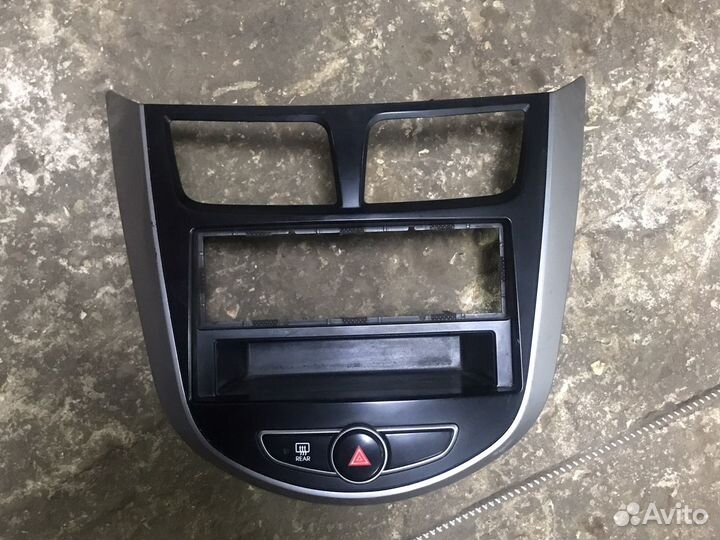 Центральная накладка торпеды hyundai solaris