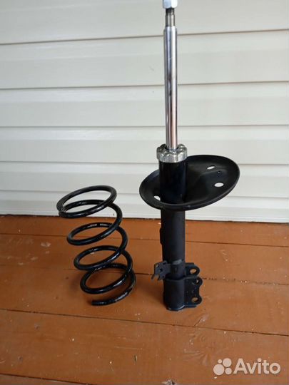 Амортизатор Тойота rav4 левый, пружина задняя