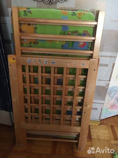 Детская кроватка с маятником