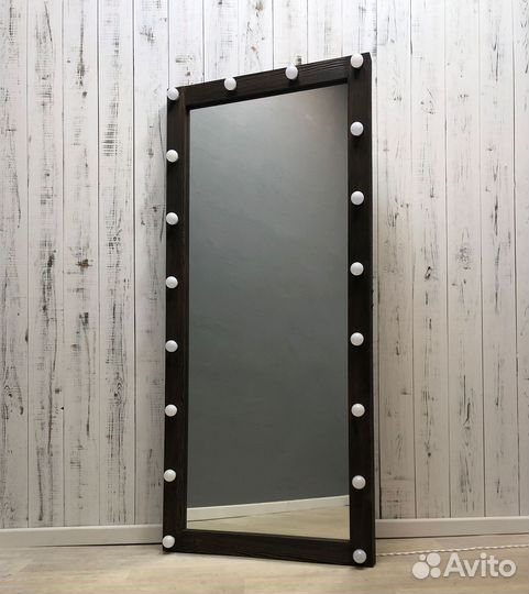 Гримерное зеркало с лампочками