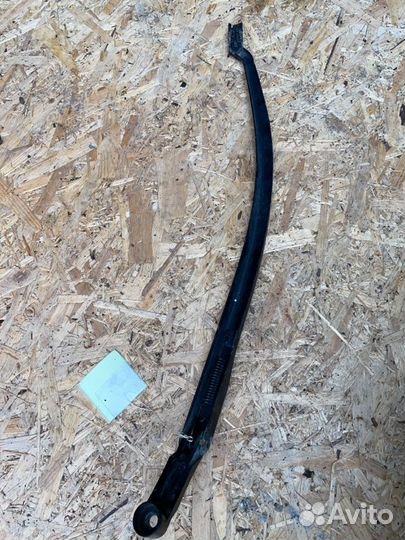 Поводок (держатель) стеклоочистителя передний