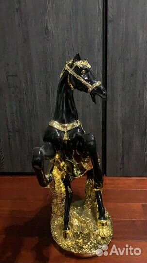 Скульптура коня из фарфора