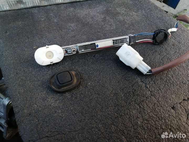 Кнопка бесключевой доступ Toyota Land Cruiser 200