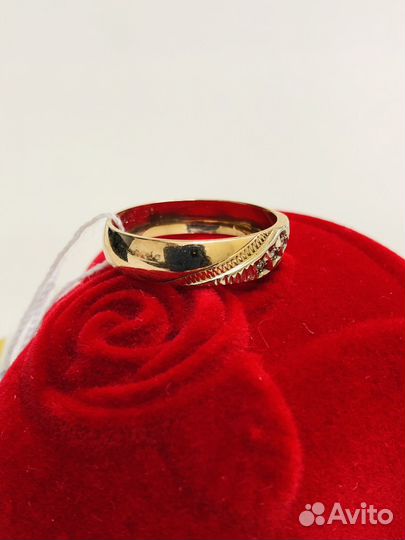 Золотое кольцо с бриллиантом