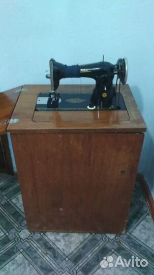 Швейная машина с тумбой