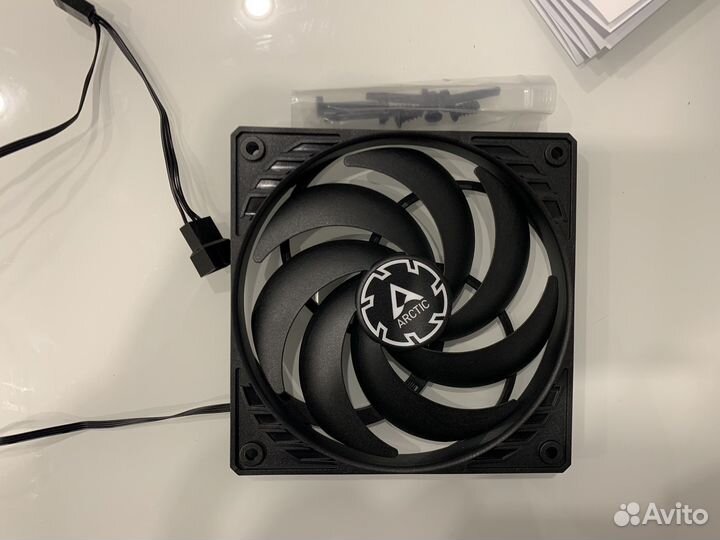 Корпусные вентиляторы Arctic P12 Slim PWM PST
