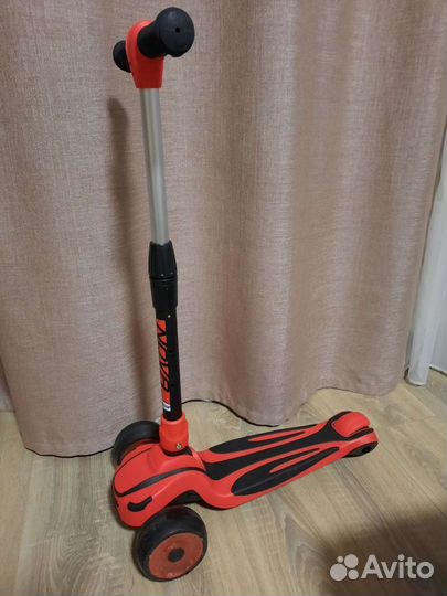Самокат трехколесный