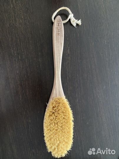 Щетка для сухого массажа от фирмы Riche в коробке