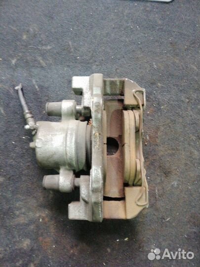 Суппорт передний правый Mazda 3 BL Z6 2010