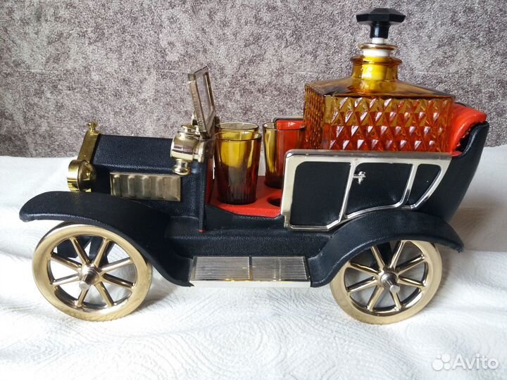 Музыкальный мини-бар в виде винтажного автомобиля