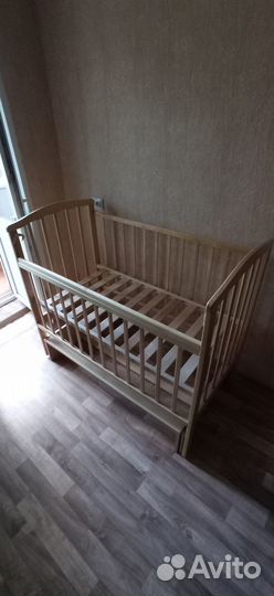 Детская кроватка с маятником