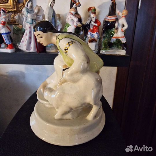 Фарфоровая статуэтка Девочка кормит ягненка