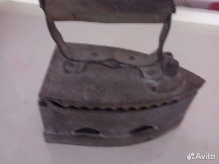 Старинный утюг на углях