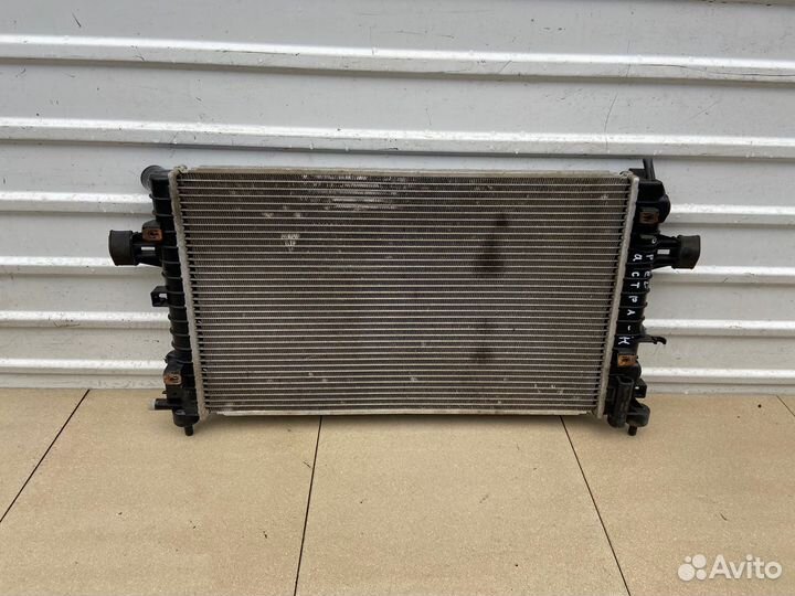Радиатор охлаждения Opel Astra H