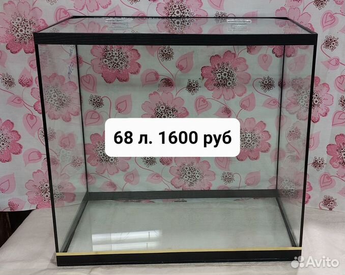 Аквариум и домики для рыбок