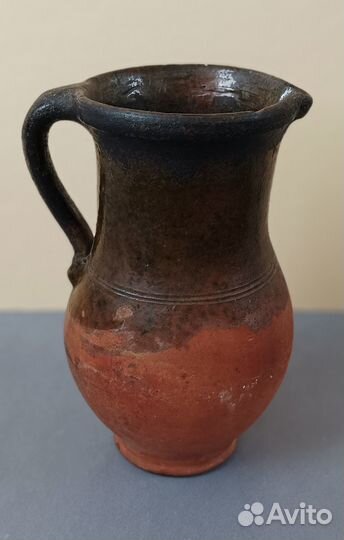 Старинный глиняный кувшин