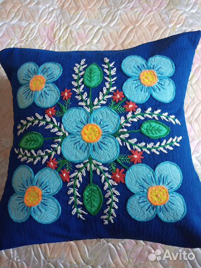 Декоративные подушки с вышивкой и аппликацией