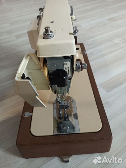 Домашняя швейная зигзаг машина Radom 432. Польша