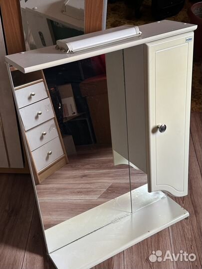 Полка в ванную с зеркалом