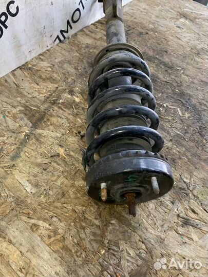 Передняя левая стойка амортизатора Chrysler 300C