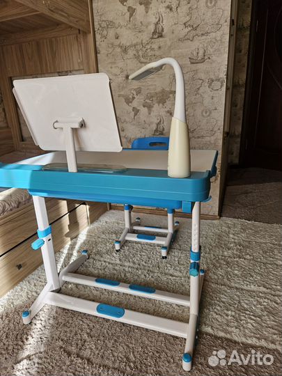 Школьная парта и стул