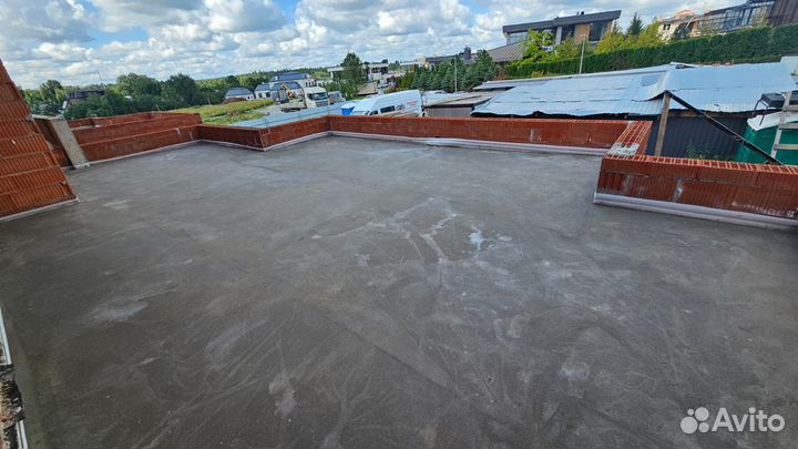 Стяжка пола на кровле с разуклонкой