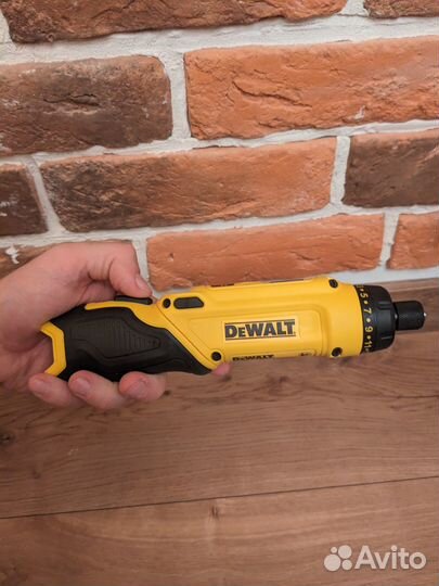 Аккумуляторная отвертка Dewalt DCF680G2