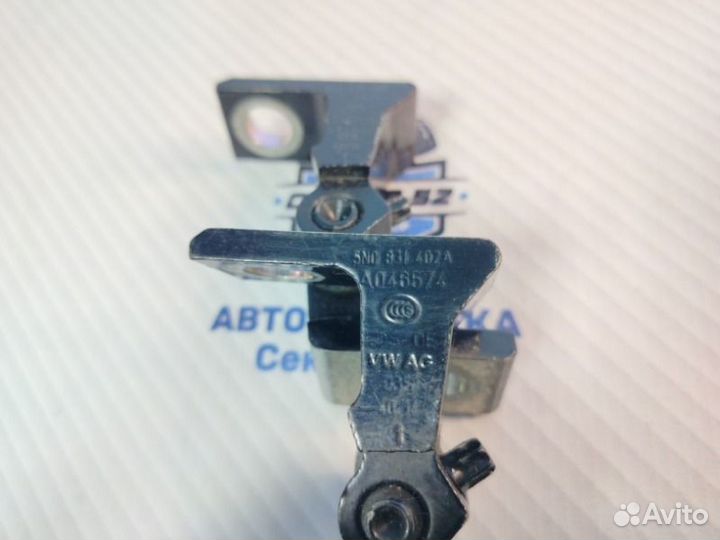 Петля двери передняя правая Volkswagen Tiguan 1