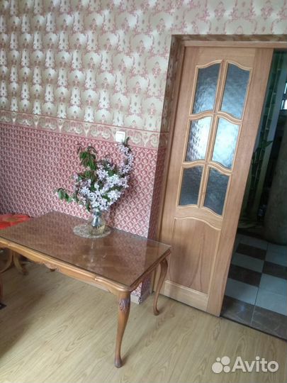 Антикварный журнальный столик