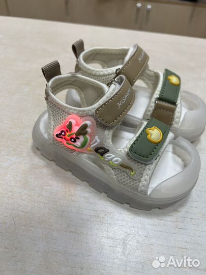 Сандалии с закрытым мыском