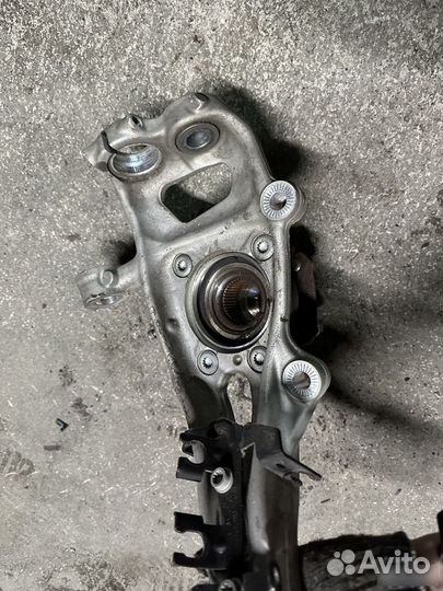 Audi a4b9 кулак передний левый в сборе б/у идеал