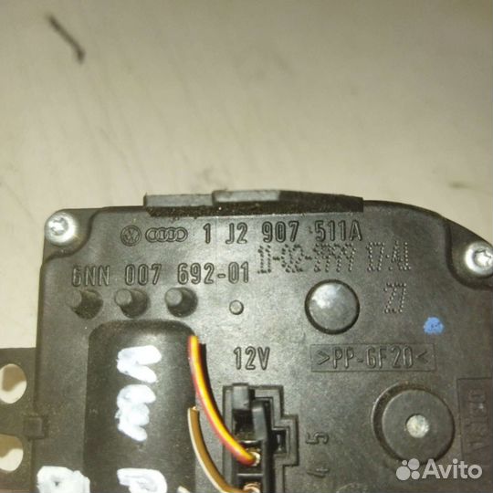 Моторчик заслонки отопителя VW Passat B5