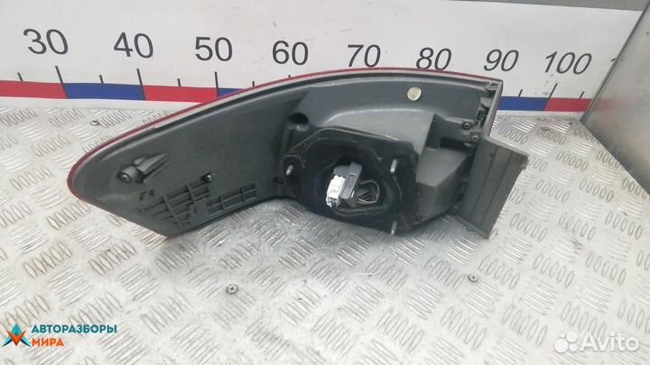 Фонарь задний правый Toyota Avensis