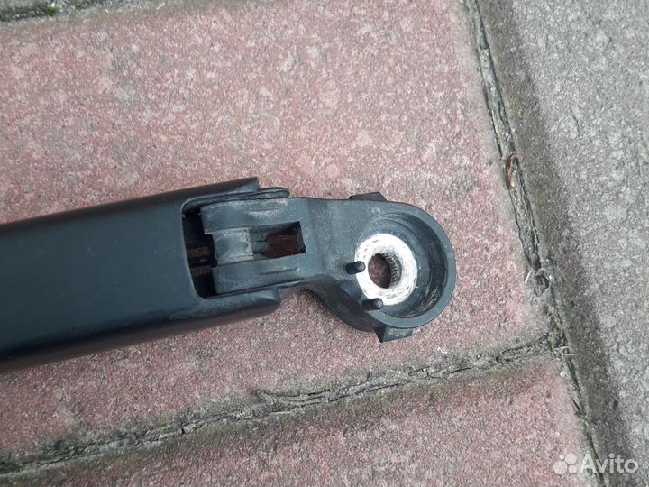 Поводок стеклоочистителя задний Skoda Octavia A5