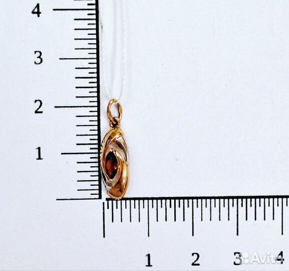 Золотая подвеска с камнем