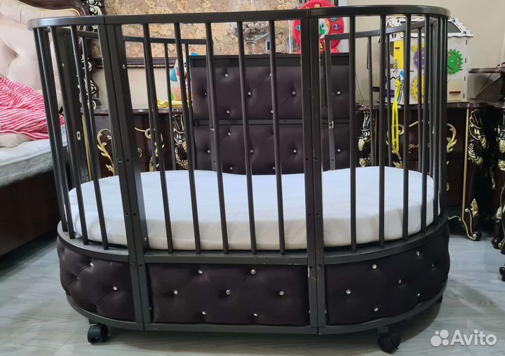 Детская кроватка с маятником