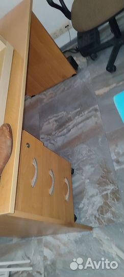 Мебель в хорошем состоянии, столы, тумбы