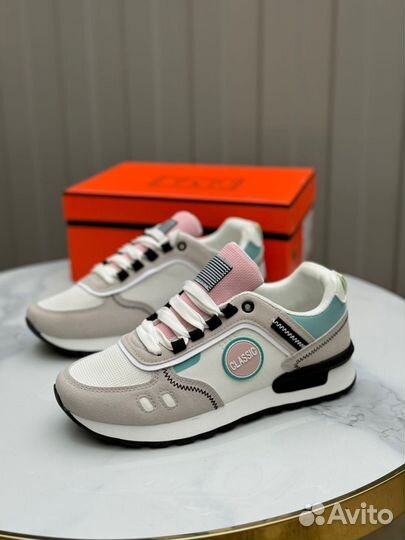 Кроссовки женские