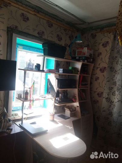 Угловой письменный стол с полками