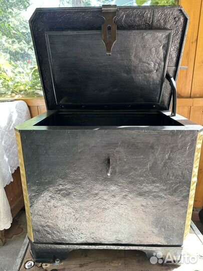 Сейф старинный, с потайными замками. В отличном со