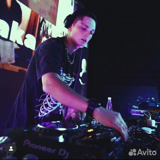 Диджей с оборудованием