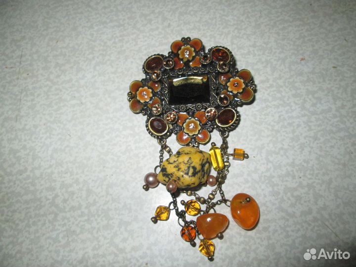 Броши пазличные