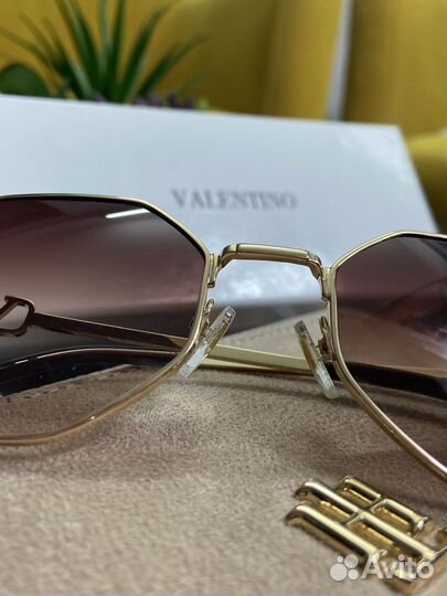 Солнцезащитные очки женские valentino